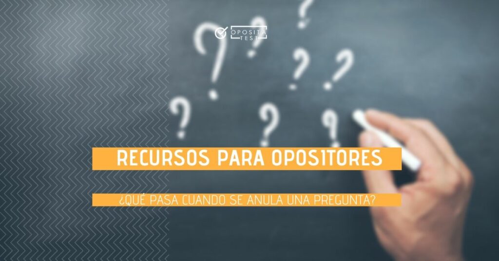Imagen genérica fuera de foco de mano de persona escribiendo signos de interrogación con tiza sobre pizarra negra para acompañar una entrada en la que se analizan las consecuencias de anular una pregunta en una oposición