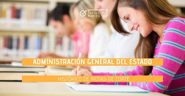 Persona con jersey de color rosa vivo y rayas azules y cabello largo usa libreta en un espacio como biblioteca para ilustrar la evolución de las notas de corte de las oposiciones de Administración General del Estado