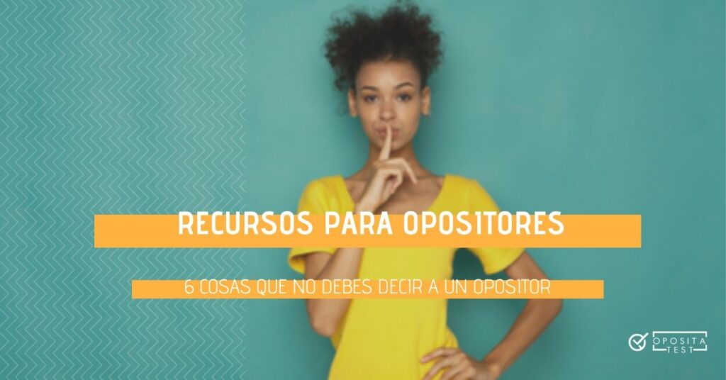 Imagen fuera de foco de persona de pelo rizo, piel oscura y vestido amarillo con la dedo sobre los labios en gesto de silencio para acompañar un post en el que se comparte qué cosas nunca deben decirse a un opositor