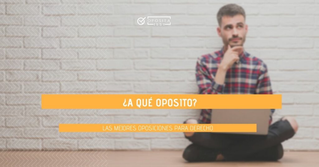 Imagen genérica de persona sentada en suelo ante pared blanca de ladrillo en ropa informal sosteniendo un ordenador portátil y con gesto de pregunta para ilustrar una recopilación de las mejores oposiciones para licenciados o graduados en derecho