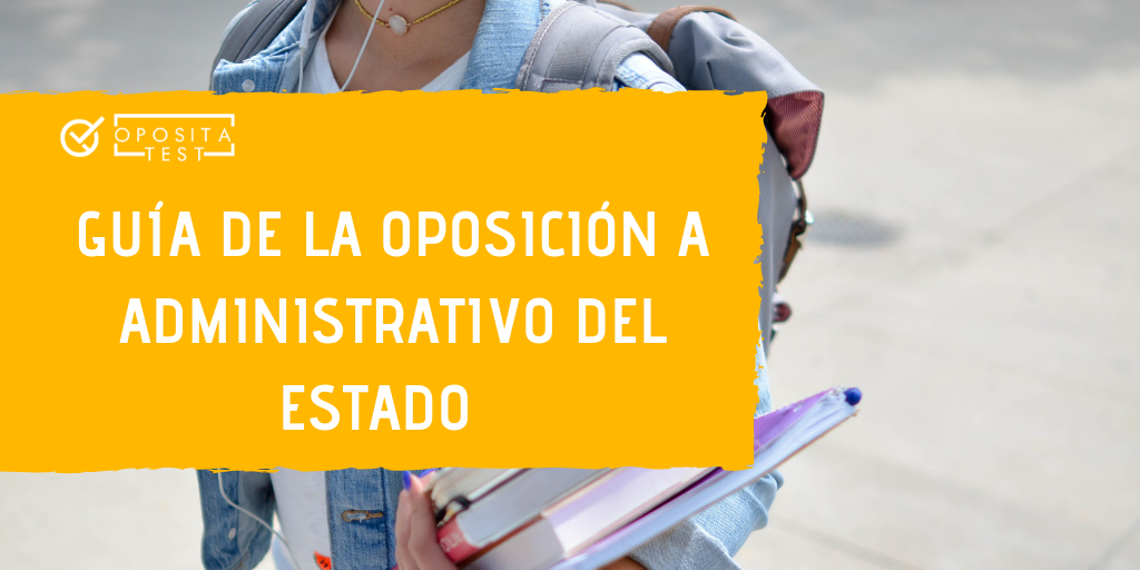 Guía para opositores a Administrativo del Estado. Persona con ropa de estilo casual que sujeta libros y libretas en la calle con printer en amarillo sobre el torso.