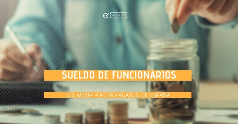 Imagen genérica de persona fuera de foco contando monedas y guardándolas en una jarra mientras toma nota en formularios para acompañar un artículo en el que se analizan los puestos de funcionarios mejor y peor pagados en España en función de sus sueldos