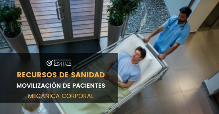 Imagen cenital de dos profesionales sanitarios trasladando a un paciente tumbado en camilla en entorno hospitalario para ilustrar una entrada en la que se analiza la movilización de pacientes: Principios generales y la mecánica corporal