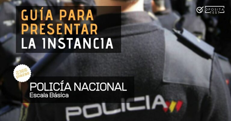 Imagen de un policía nacional de espaldas con uniforme para acompañar un post en el que se analiza cómo presentar la instancia para la convocatoria de la oposición a Policía Nacional