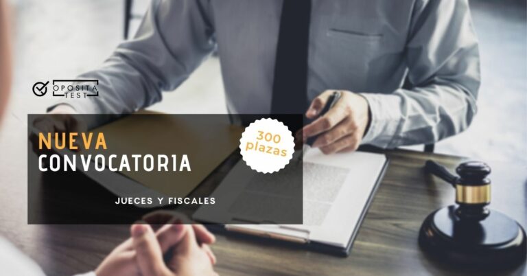 Imagen fuera de foco de personas en ámbito formal con documentación y mazo de juez