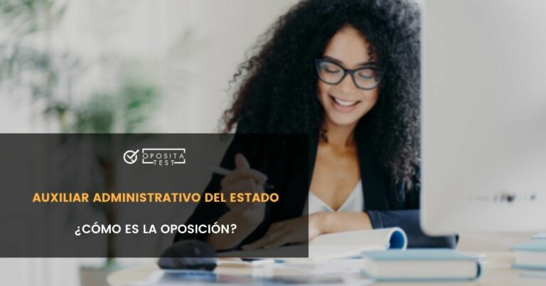 Persona de cabello rizo largo con lentes de pasta trabajando en ordenador para acompañar una entrada en la que se analiza cómo es la oposición a Auxiliar Administrativo del Estado