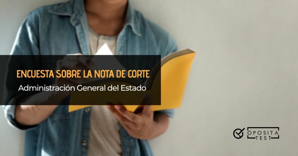 Persona con camisa azul revisa libro de tapas amarillas para acompañar el printer en el que se detalla que se analizarán las notas de corte de la oposición a Administración General del Estado