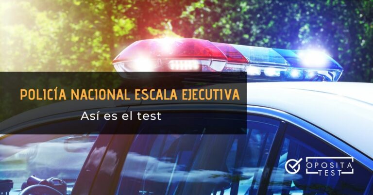 Coche de policía con luces encendidas y printer en el que se especifica que se tratará el tema del test de policía nacional en la escala ejecutiva