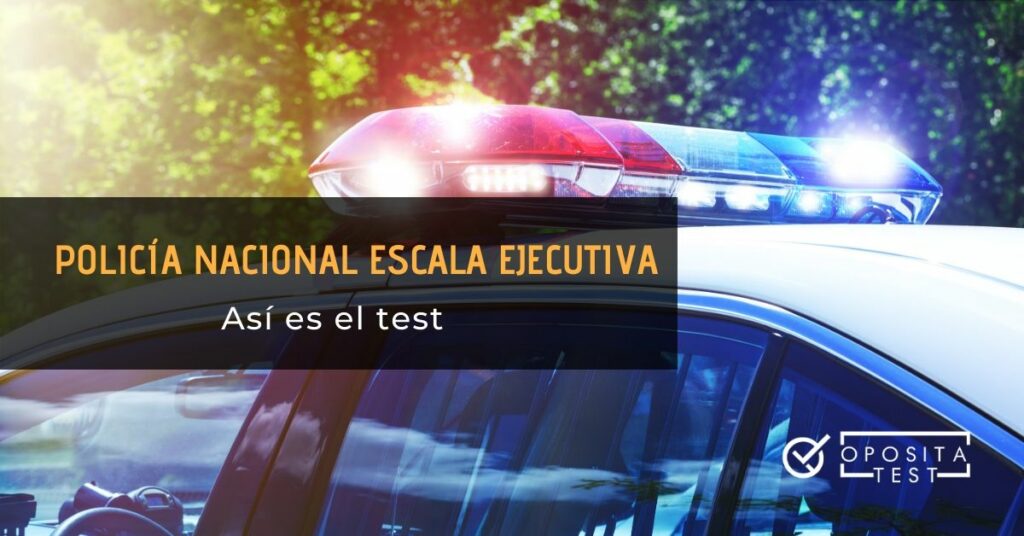 Coche de policía con luces encendidas y printer en el que se especifica que se tratará el tema del test de policía nacional en la escala ejecutiva