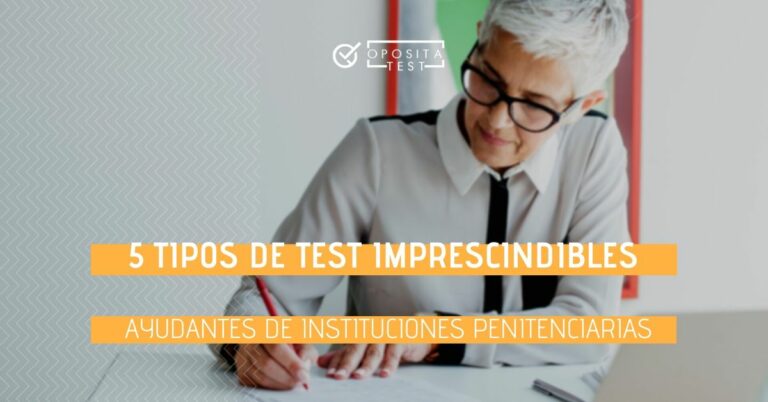 Persona con cabello corto blanco y gafas oscuras escribe a meno frente a ordenador portátil para acompañar el printer "practicar test de ayudantes de Instituciones Penitenciarias"