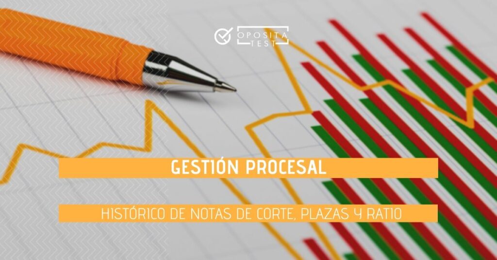 Imagen de bolígrafo naranja y gráfica de barras y líneas de colores junto con printer donde se detalla el tema que se tratará: histórico de notas, plazas y ratio de la oposición Gestión Procesal