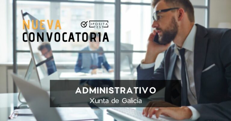 Profesional en traje de oficina oscuro con barba recortada y lentes de montura gruesa oscura utilizando ordenador. Printer en el que se especifica que se hablará de la convocatoria de administrativo de la Xunta de Galicia.