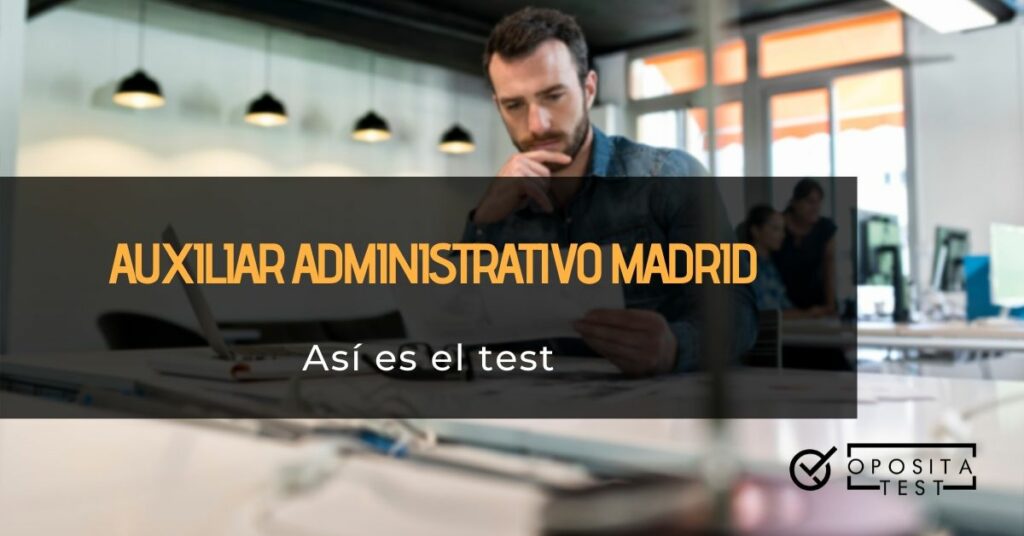 Persona adulta joven con barba usando ordenador en entorno de oficina acompañado de printer que especifica que se hablará del test de la oposición Auxiliar Administrativo de Madrid
