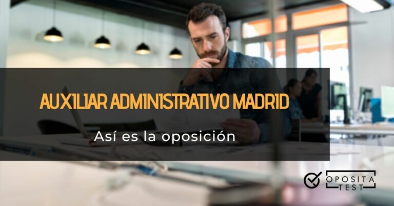 Persona adulta con barba delante de ordenador en entorno de oficina con otras personas fuera de foco. Acompañada de un printer que especifica que el tema a tratar es la oposición a auxiliar administrativo de Madrid
