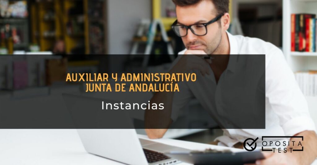 Persona con lentes de montura oscura utilizando ordendor portátil y printer en el que se especifica que el tema a tratar es la presentación de instancias para las oposiciones a Auxiliar y Administrativo en la Junta de Andalucia