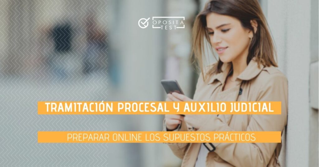 Persona joven con cabello largo y gabardina en tonos tierra usa un smartphone en la calle. Printer en el que se detalla que el tema a tratar serán los supuestos prácticos en Tramitación Procesal y Auxilio Judicial