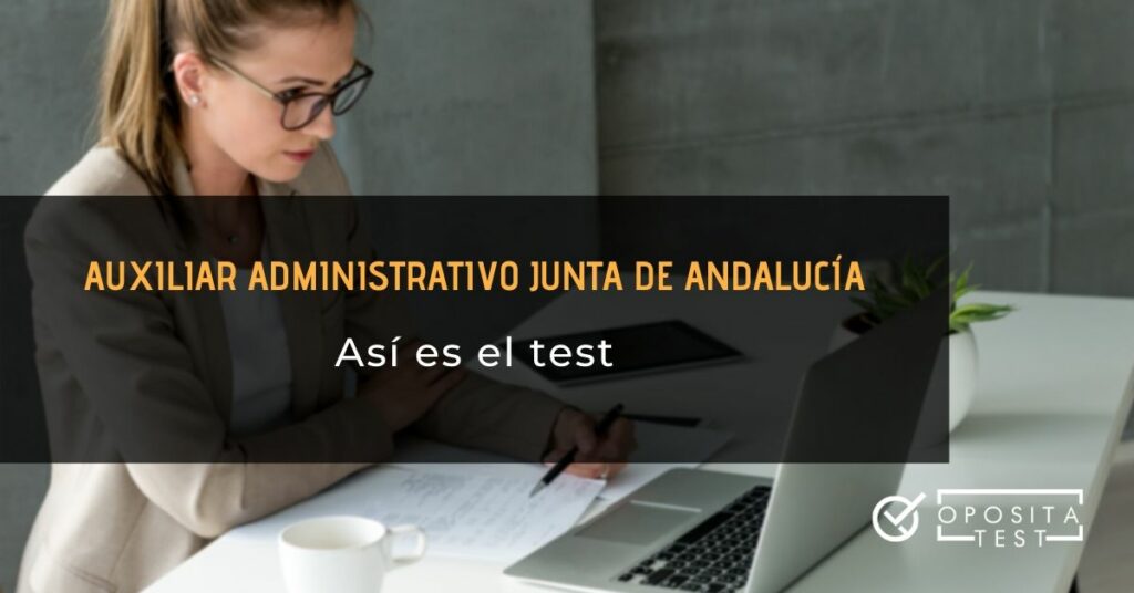 Persona de cabello largo y ropa de corte formal frente a un ordenador con el printer que especifica el tema a tratar: el modelo de test de las pruebas de acceso a auxiliar administrativo de la Junta de Andalucía