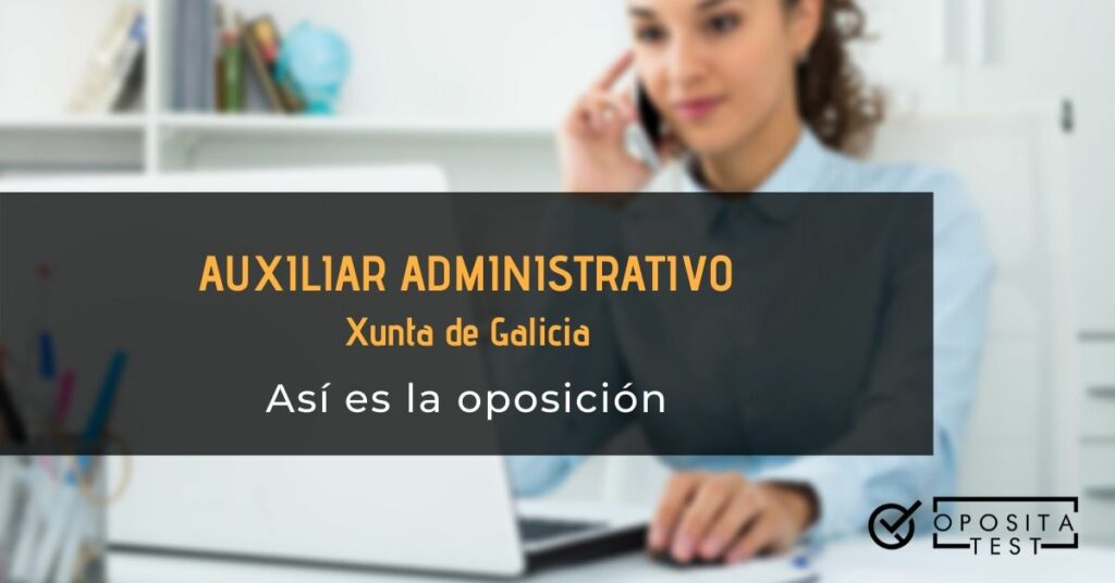 Persona con camisa azul, usando ordenador y teléfono para ilustrar el post que analiza cómo es la oposición de auxiliar administrativo de la Xunta de Galicia