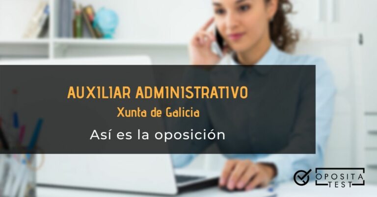 Persona con camisa azul, usando ordenador y teléfono para ilustrar el post que analiza cómo es la oposición de auxiliar administrativo de la Xunta de Galicia