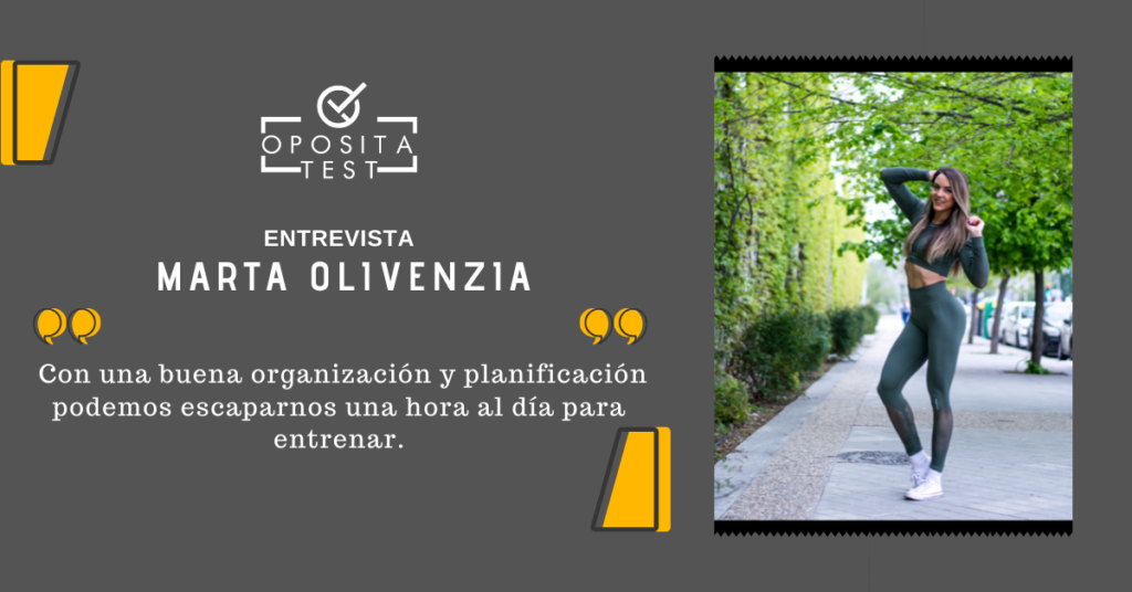 Marta Olivenzia posa en la calle junto a una frase destacada de su entrevista que hace alusión a entrenar y opositar