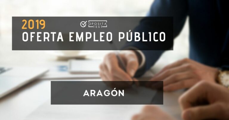 Imagen ilustrativa de mano de persona en atuendo profesional con bolígrafo y papeles para ilustrar la oferta de empleo público de Aragón de 2019