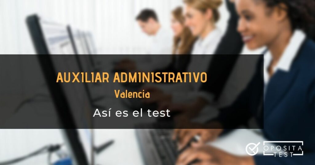 Personas en entorno de oficina con uniformes oscuros y camisas blancas trabajan con ordenadores para ilustrar el post sobre el test de Auxiliar Administrativo de Valencia