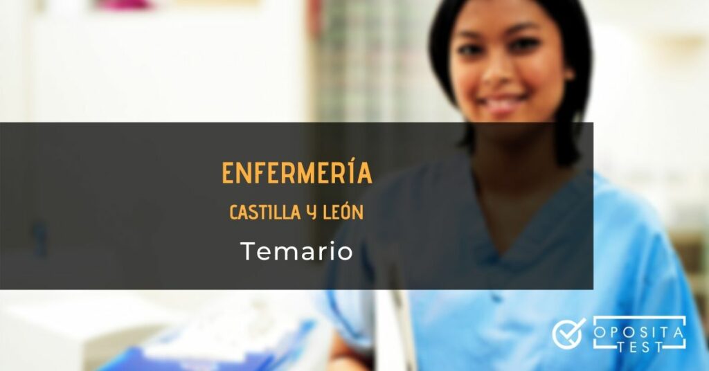 Persona de cabello oscuro en uniforme hospitalario azul sostiene carpeta. Imagen seleccionada para ilustrar la entrada sobre el temario de enfermería de Castilla y León