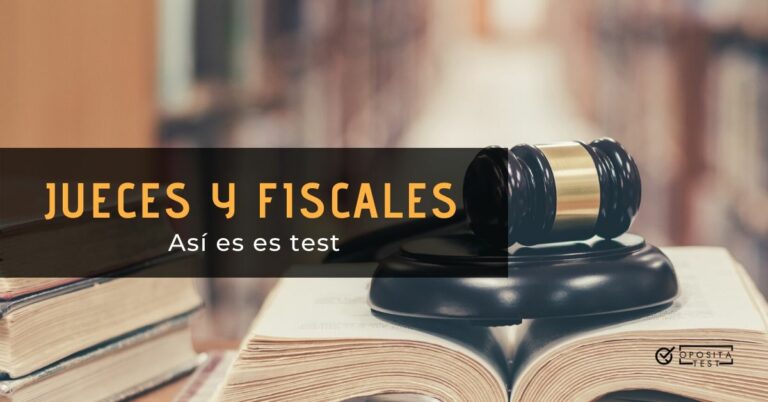 Imagen generica de un mazo de juez sobre libros en una biblioteca fuera de foco para ilustrar un post en el que se analiza el formato del examen (test y pruebas orales) del proceso selectivo de jueces y fiscales en España
