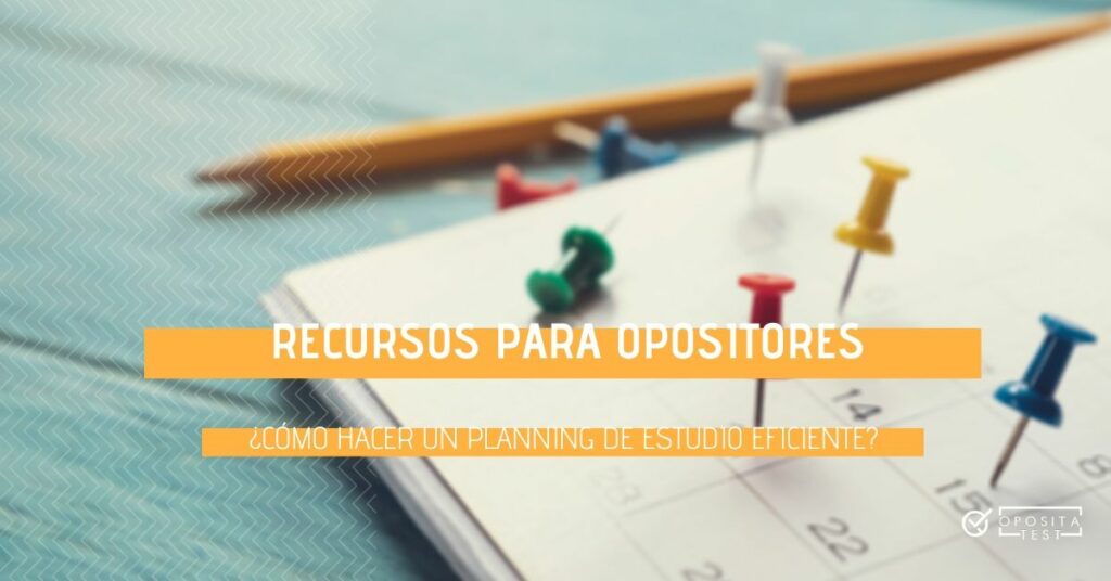 Imagen fuera de foco de calendario con chinchetas de colores para acompañar un post en el que se dan consejos para confeccionar un planning de estudio eficiente para opositores