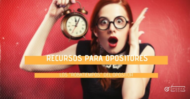 Imagen fuera de foco de una persona con gafas de pasta sosteniendo un reloj antiguo con cara de sorpresa y susto. Acompaña a una entrada en la que se explica el concepto de los "robatiempos" del opositor