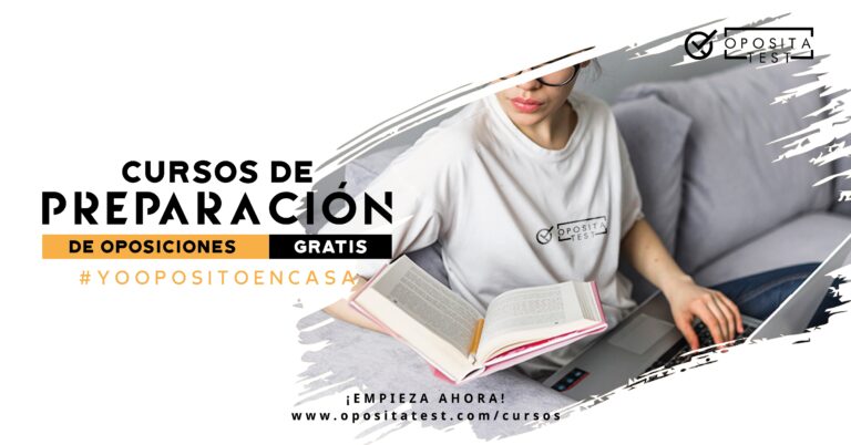 Imagen ilustrativa del post en el que se explica el funcionamiento de los cursos de preparación de oposiciones #YoOpositoenCasa con persona joven en sofá usando manual en formato libro y computador portátil