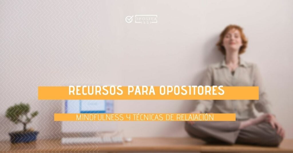 Imagen fuera de foco de una persona de cabello corto con ropa holgada y pose de meditación para acompañar una entrada en la que se analizan los beneficios para los opositores de la práctica del Midnfulness