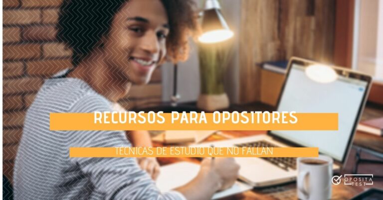 Imagen de persona con cabello oscuro rizo y camiseta de rayas horizontales delante de ordenador y libreta para ilustrar una entrada en la que se analizan técnicas de estudio para opositores