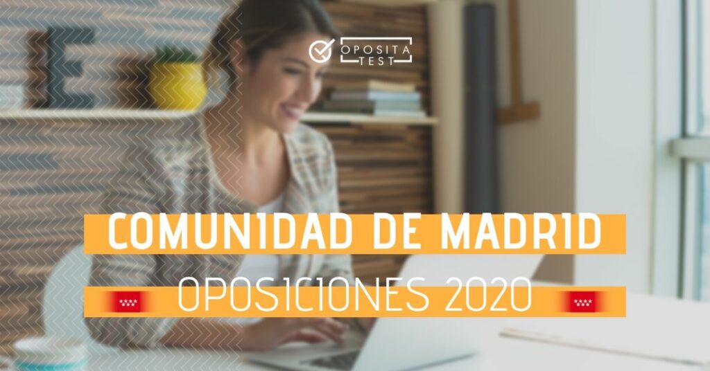 Imagen de una persona en entrono del hogar usando un ordenador portátil con cara de relajación para acompañar una entrada en la que se analizan las oposiciones de la comunidad autónoma de Madrid
