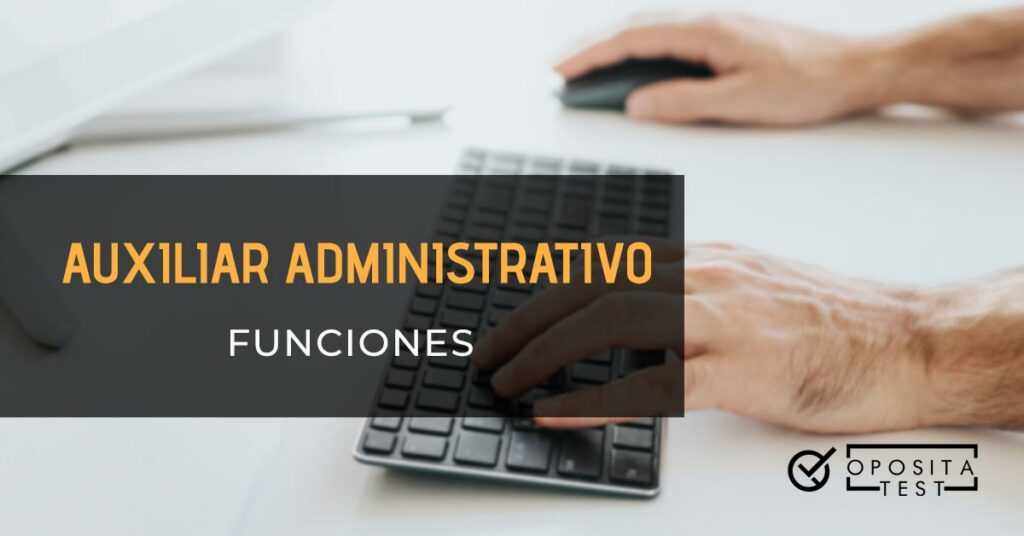En la imagen se ven las manos de un hombre usando el ratón y el teclado de un ordenador. Toda la imagen está fuera de foco. Se usa para ilustrar una entrada sobre las funciones de un Auxiliar Administrativo en Sanidad.