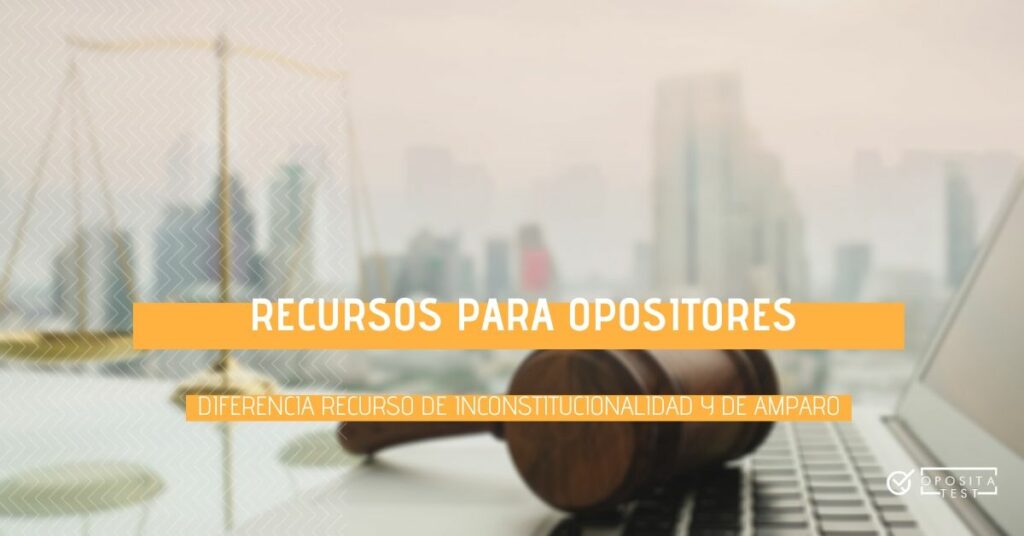 Imagen fuera de foco de mazo de juez, balanza representativa de la justicia y ordenador portátil. Acompaña una entrada en la que se analiza la diferencia entre recurso y la cuestión de Inconstitucionalidad frente al recurso de amparo.