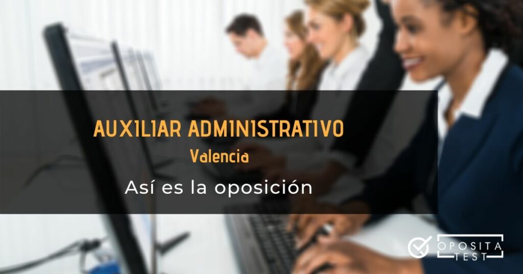 Imagen fuera de foco de varias personas en entorno de oficina vestidas con traje chaqueta trabajando en ordenadores. Se usa para acompañar un post en el que se analiza cómo es la oposición a Auxiliar Administrativo en la Generalitat Valenciana, en Valencia