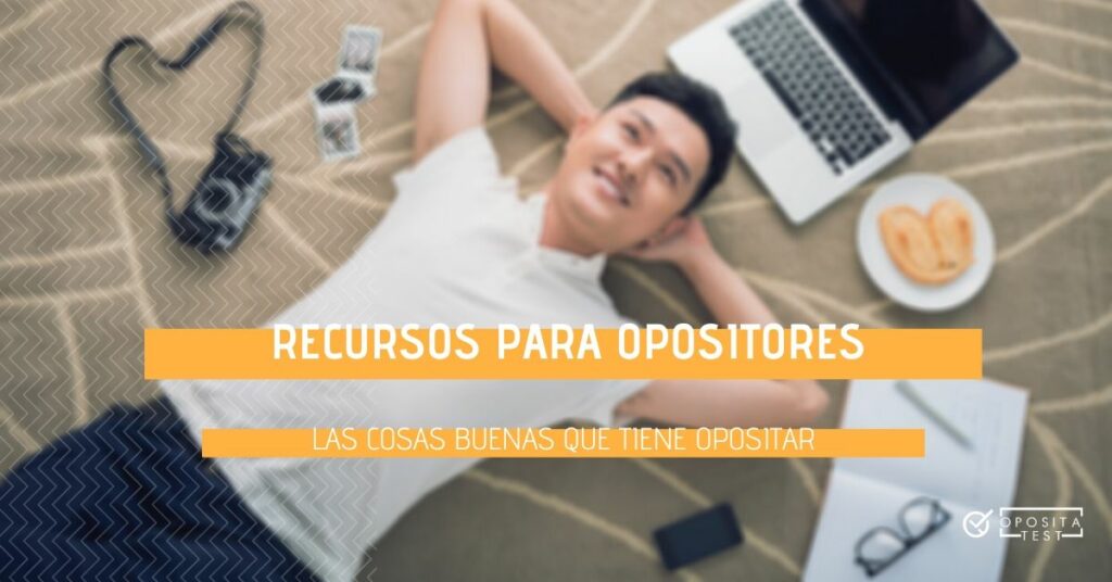 Imagen de persona en camiseta blanca y vaqueros tumbada sobre la alfombra con ordenador portátil, libreta y cámara de fotos para ilustrar las cosas buenas que tiene opositar