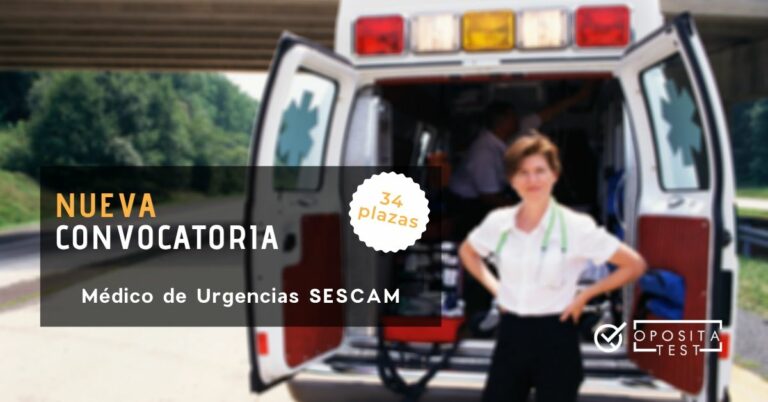 Imagen fuera de foco de profesional en uniforme de camisa y pantalón delante de la puerta trasera de una ambulancia para acompañar un post en el que se analiza la convocatoria de Médico de Urgencias del SESCAM