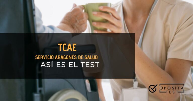 Auxiliar de enfermería dándole una taza a una persona mayor en una silla de ruedas. Toda la imagen está fuera de foco. Se utiliza para ilustrar una entrada sobre el test de TCAE del Servicio Aragonés de Salud.