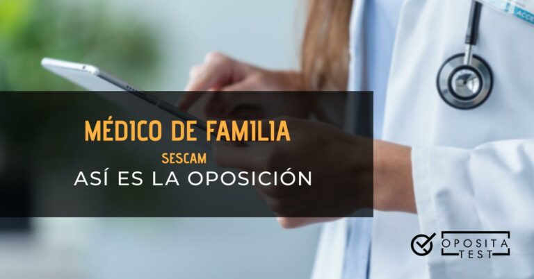 Brazos de una doctora de pelo largo castaño sosteniendo y tocando la pantalla de una tablet. Toda la imagen está fuera de foco. Se utiliza para ilustrar una entrada sobre la oposición de Médico de Familia del SESCAM.