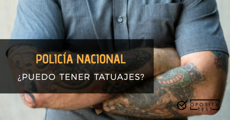 Hombre de brazos cruzados con tatuajes en los brazos y camisa. Toda la imagen está fuera de foco. Se utiliza para ilustrar una entrada sobre los tatuajes de la Policía Nacional.