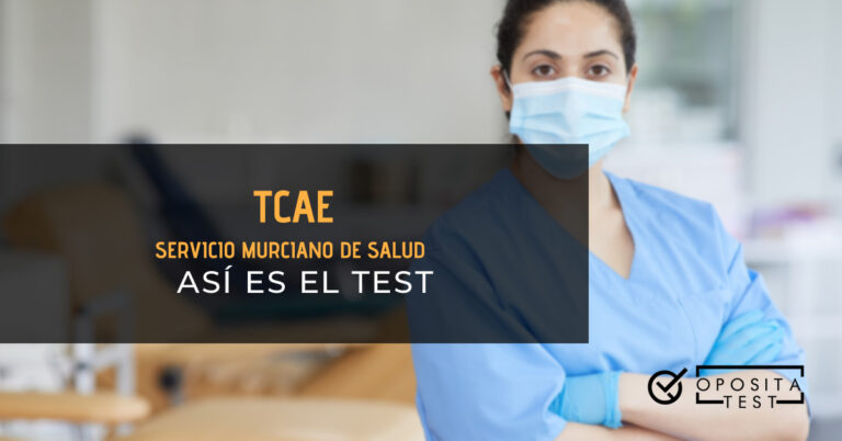 Auxiliar de enfermería con mascarilla y guantes posando con los brazos cruzados. Toda la imagen está fuera de foco. Se utiliza para ilustrar una entrada sobre el test de TCAE del Servicio Murciano de Salud.