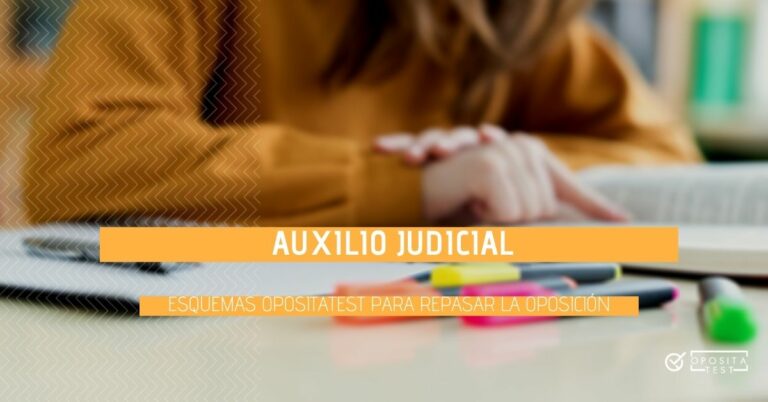 Imagen fuera de foco de persona con cabello largo y jersey color mostaza usando subrayadores de colores sobre libro para ilustrar un post en el que se comparten esquemas para repasar la oposición de Auxilio Judicial