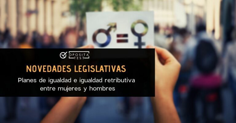 Imagen ilustrativa de manos de persona sujetando cartel con símbolos por la igualdad entre hombres y mujeres para acompañar un post en el que se analizan las reformas legislativas en relación a los planes de igualdad laboral y retributiva entre hombres y mujeres