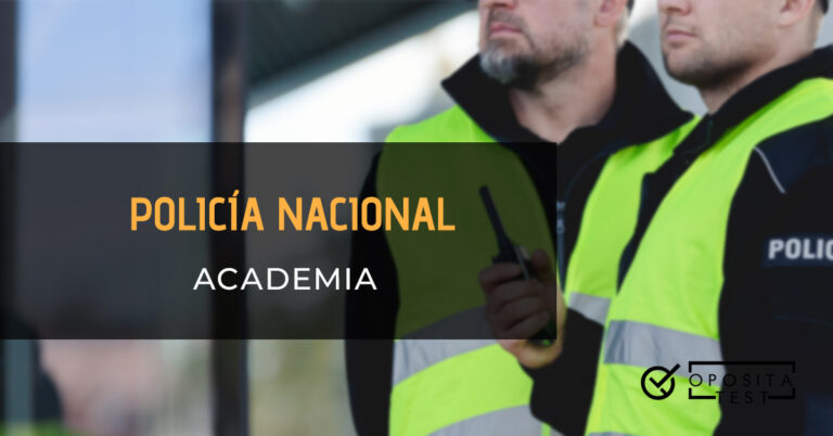 Dos policías de perfil mirando a lo lejos. Van equipados con un chaleco reflectante y uno de ellos lleva un walkie talkie en la mano. Toda la imagen está fuera de foco. Se utiliza para ilustrar una entrada sobre qué