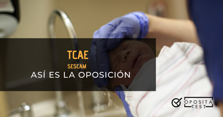 TCAE lavando la cara de un bebé. Toda la imagen está fuera de foco. Se utiliza para ilustrar una entrada sobre la oposición de TCAE (Auxiliar de Enfermería) del SESCAM.