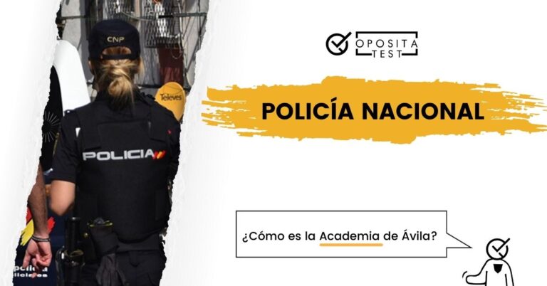 Imagen de una policía nacional en uniforme de espaldas a la cámara para acompañar una entrada en la que analizamos el funcionamiento de la academia de Policía Nacional de Ávila
