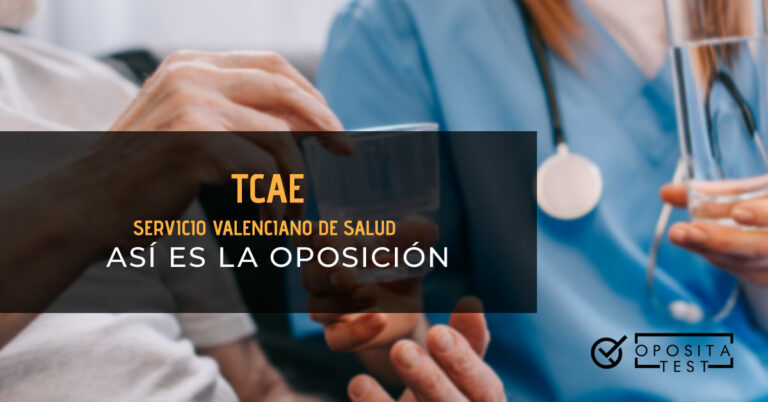 TCAE sosteniendo un vaso de agua con una mano y dándole otro a un paciente. Toda la imagen está fuera de foco. Se utiliza para ilustrar una entrada sobre la oposición de TCAE (Auxiliar de Enfermería) del Servicio Valenciano de Salud.