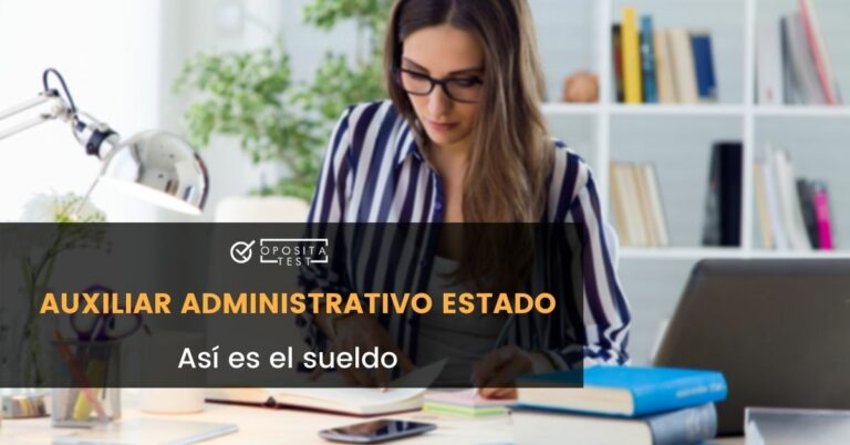 Imagen de persona joven con cabello largo y camisa de rayas azules usando ordenador en entorno de oficina para acompañar una entrada en la que se analiza el sueldo de un Auxiliar Administrativo del Estado